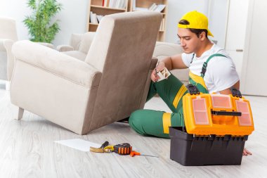 İşçi evde mobilya tamir ediyor