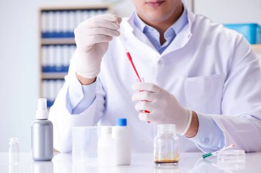 Laboratuvarda genç bir bilim adamıyla kan testi yaptım.