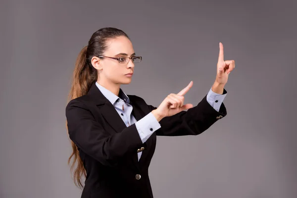 Jonge vrouw zakenvrouw virtuele knoppen in te drukken — Stockfoto