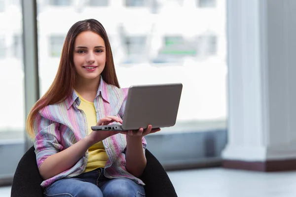 Junges Mädchen surft auf Laptop im Internet — Stockfoto