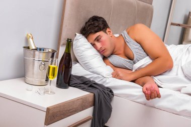 Sonra parti - kalıntı kavramı yatakta adam