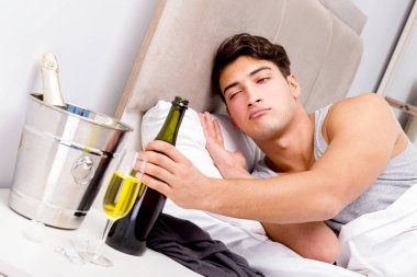 Partiden sonra akşamdan kalma bir adam.