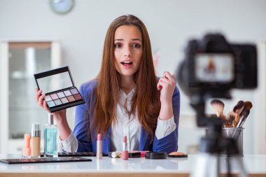 Güzellik moda blogcusu video kaydediyor