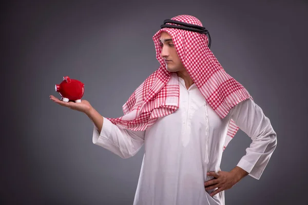 灰色の背景に piggybank とアラブのビジネスマン — ストック写真