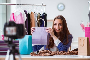 Moda blogcusu blog için video kaydediyor