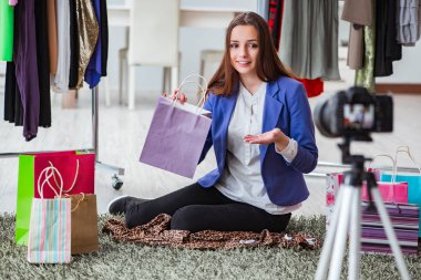 Moda blogcusu blog için video kaydediyor