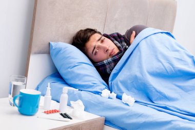 Hasta adam yatakta ilaç ve uyuşturucu alıyor.