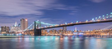 Manhattan ve Brooklyn köprüsünün gece manzarası