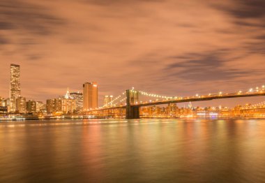 Manhattan ve Brooklyn köprüsünün gece manzarası