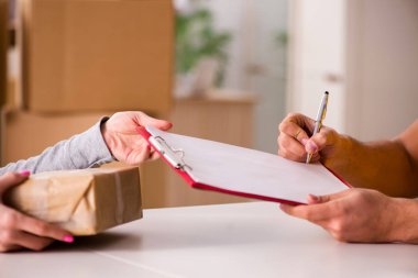 Paket teslim eden teslimatçı.