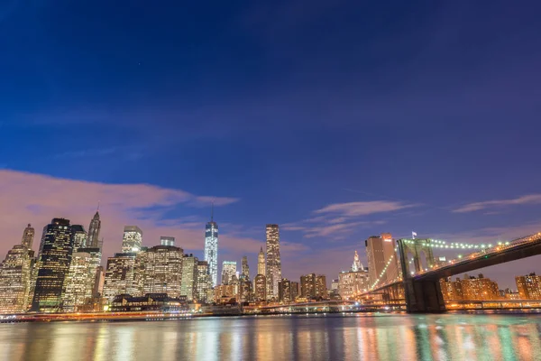 Vue de nuit sur Manhattan et Brooklyn bridge — Photo