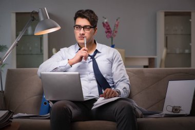 İşadamı işkolik evde geç saatlere kadar çalışıyor