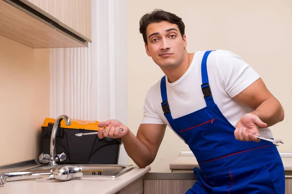 Mladý opravář pracující v kuchyni — Stock fotografie