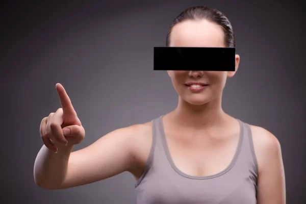 Femeia tânără cu ochelari de realitate virtuală — Fotografie, imagine de stoc