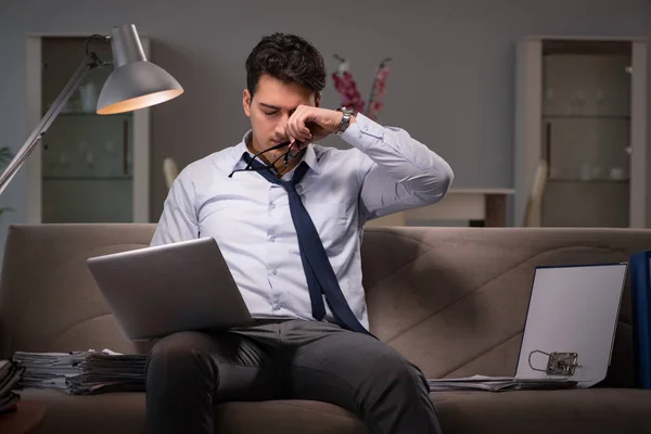 Uomo d'affari maniaco del lavoro fino a tardi a casa — Foto Stock