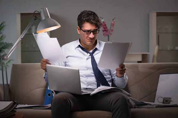 Homme d'affaires accro au travail travaillant tard à la maison — Photo