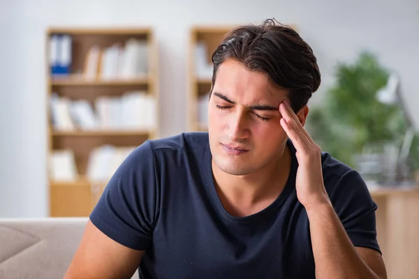 Jonge knappe man die lijdt aan pijn — Stockfoto