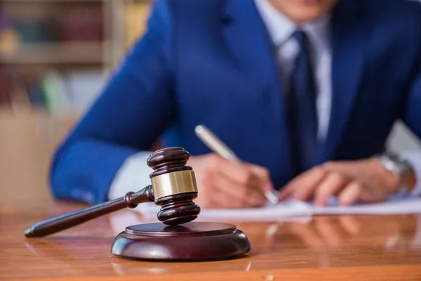 Juiz bonito com martelo sentado em tribunal — Fotografia de Stock