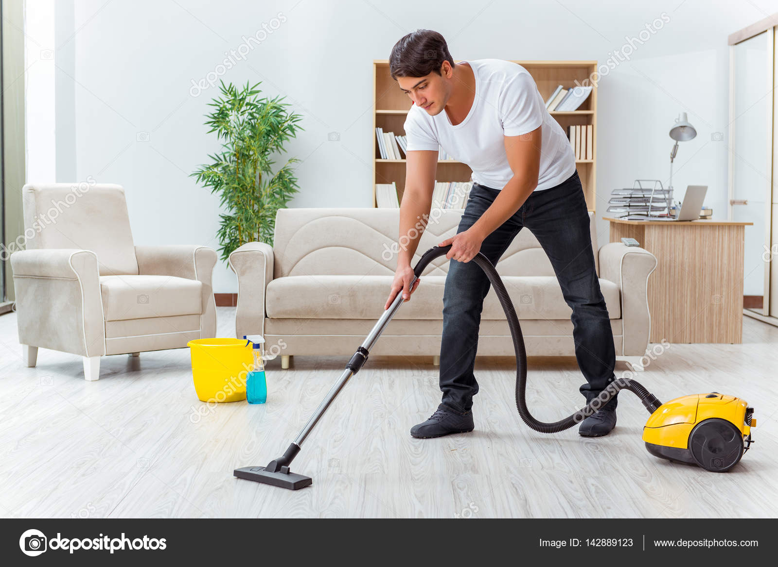 муж моет посуду. Happy white woman with white man. жена чистит мужа. Man cleaning house. Shared households.