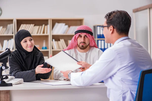 Doktor poradenství arabské rodiny v nemocnici — Stock fotografie