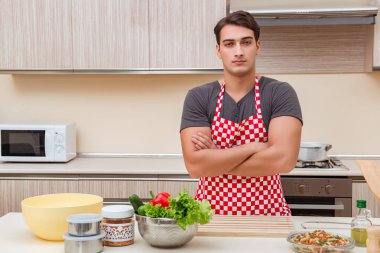 Erkek aşçı mutfakta yemek hazırlıyor.