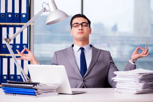 Empresário meditando no escritório — Fotografia de Stock
