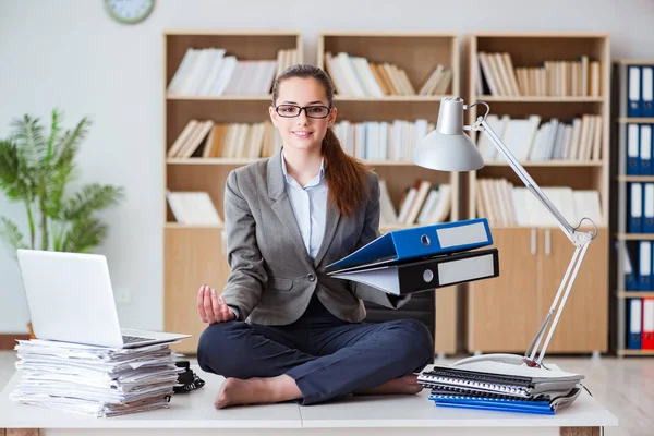 Бізнес-леді медитує в офісі — стокове фото