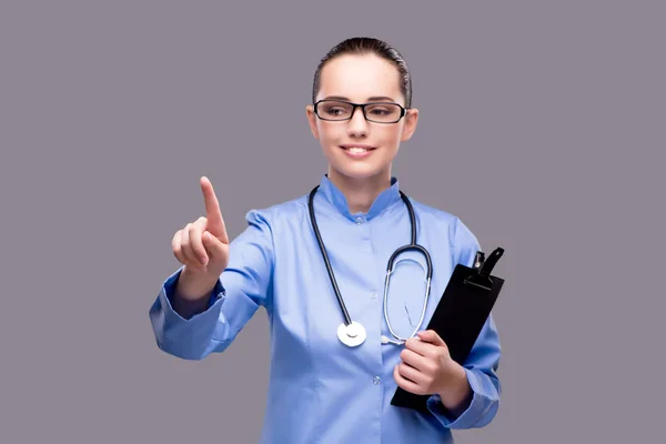 Jovem médico pressionando botão virtual — Fotografia de Stock