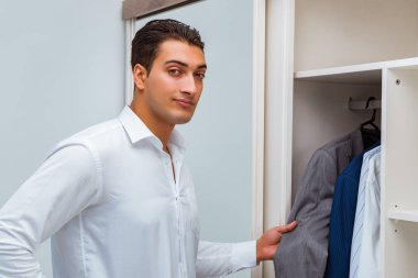 İş adamı iş için giyiniyor.