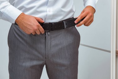 İş adamı iş için giyiniyor.