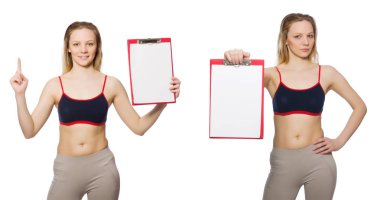 Beyaz not defteri olan genç bir kadın.