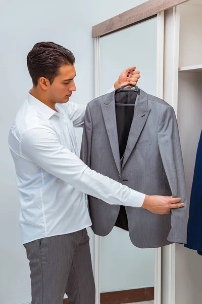 Biznesmen ubierający się do pracy — Zdjęcie stockowe