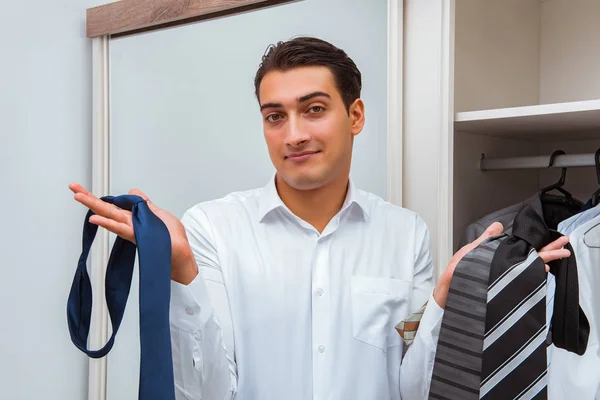 Empresário que se veste para o trabalho — Fotografia de Stock