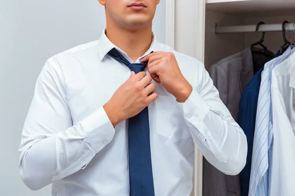 Бизнесмен одевается для работы — стоковое фото