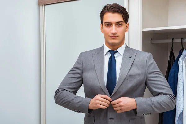 Uomo d'affari vestirsi per il lavoro — Foto Stock