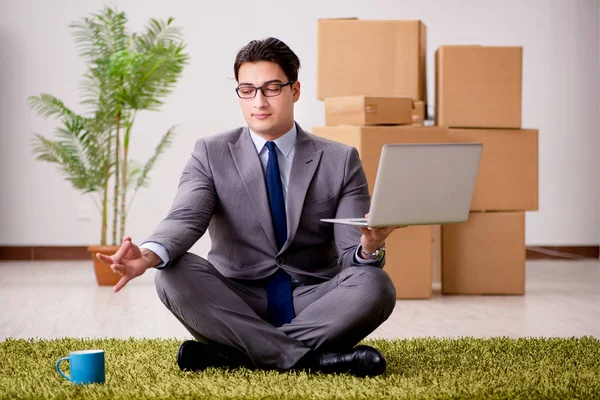 Empresario meditando en el piso de la oficina —  Fotos de Stock