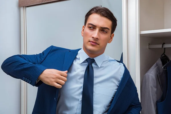 Affärsman som klär ut sig till arbete — Stockfoto