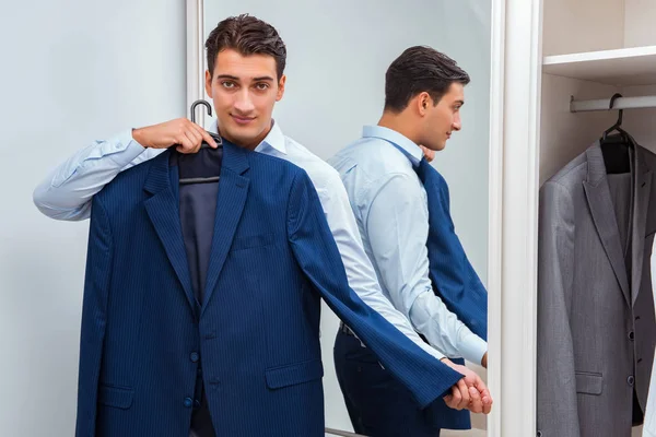 İş adamı iş için giyiniyor.