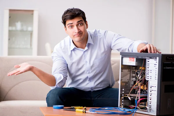 Gefrustreerde man met gebroken pc computer — Stockfoto