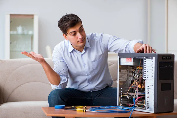 Frustrado homem com computador pc quebrado — Fotografia de Stock