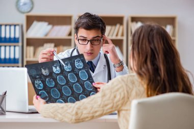Genç doktor bilgisayardaki röntgen görüntülerine bakıyor.