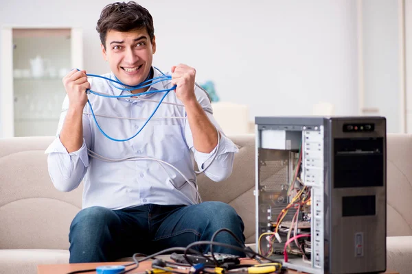 Frustrado homem com computador pc quebrado — Fotografia de Stock