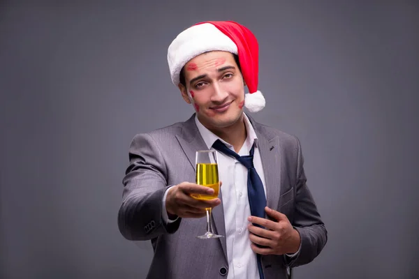 Άνθρωπος φορώντας santa αστεία εορταστική έννοια — Φωτογραφία Αρχείου