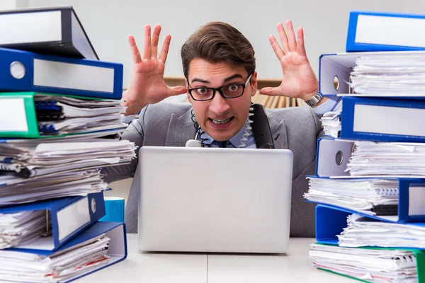 Imprenditore occupato sotto stress a causa del lavoro eccessivo — Foto Stock