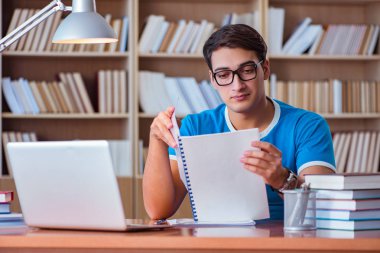 Üniversite sınavlarına hazırlanan öğrenci