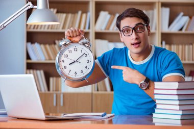 Üniversite sınavlarına hazırlanan öğrenci