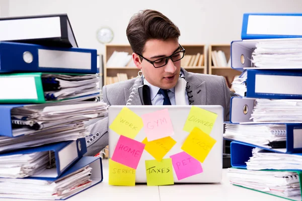 Empresario luchando con múltiples prioridades — Foto de Stock