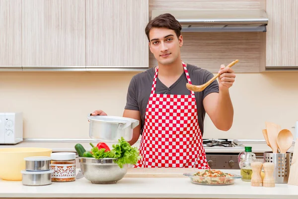 Férfi férfi szakács elkészítése élelmiszer a konyhában — Stock Fotó