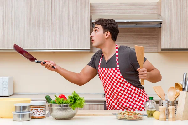 Homem cozinheiro masculino preparar comida na cozinha — Fotografia de Stock