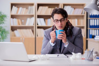 Hasta işadamı, ofiste hastalık yüzünden acı çekiyor.